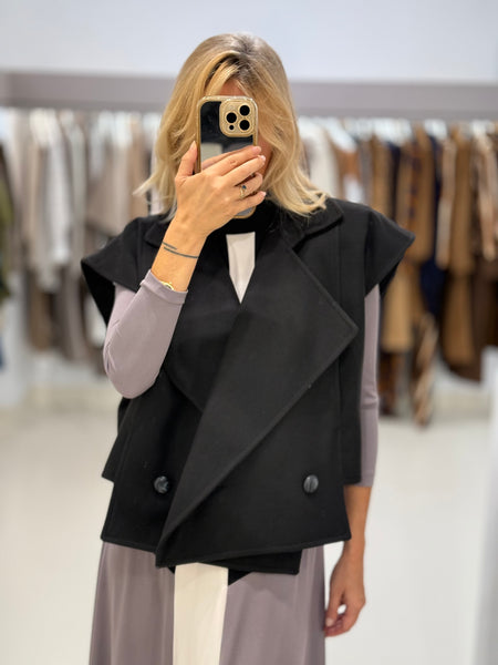 COLOURFUL WARMTH SLEEVELESS COAT | BLACK