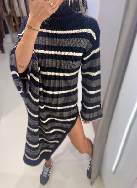 WINTER LOVE CUT TUNIC