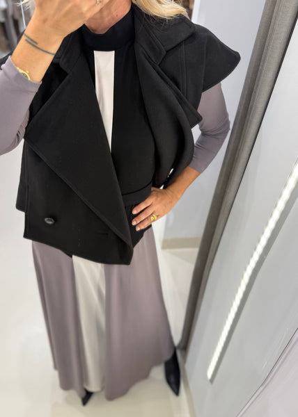 COLOURFUL WARMTH SLEEVELESS COAT | BLACK